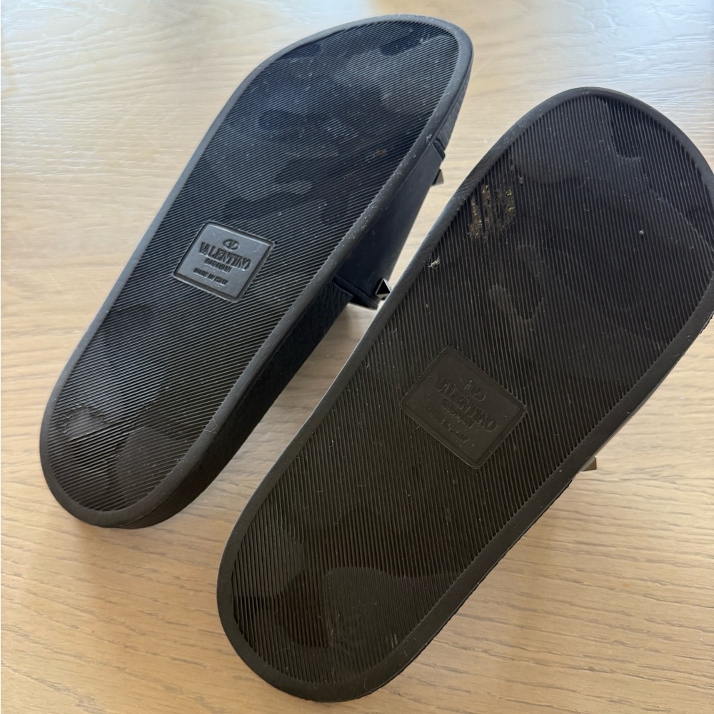 Valentino Garavani Rockstud Rubber Slide Sandals - Picture 6 of 6